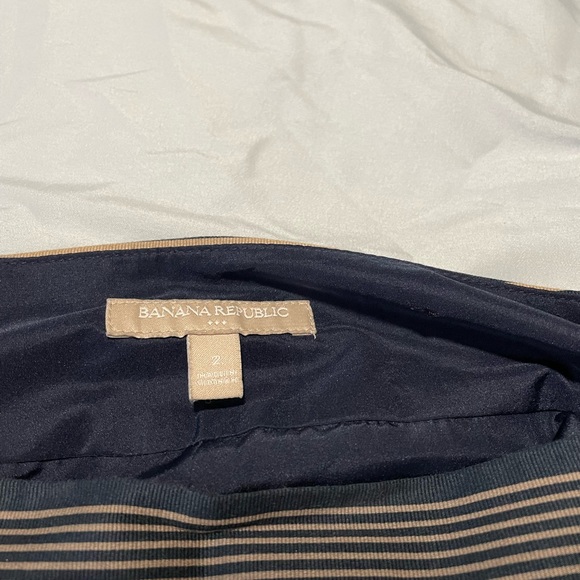 Banana Republic Skirt. Size 2 - Picture 4 of 9